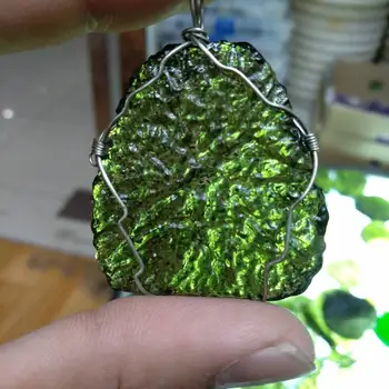 Vroče Prodaje A+ Naravnih Moldavite zelena aerolites crystal, ki Spadajo kamen obesek energije obrambni 15 g-25 g/ veliko + prosti vrv Ogrlica